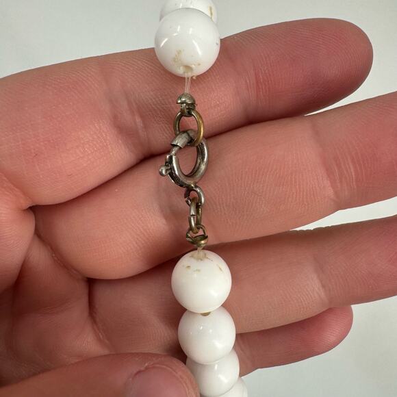 Vintage 1970s White and green chunky Beaded Necklace - Picture 3 of 5